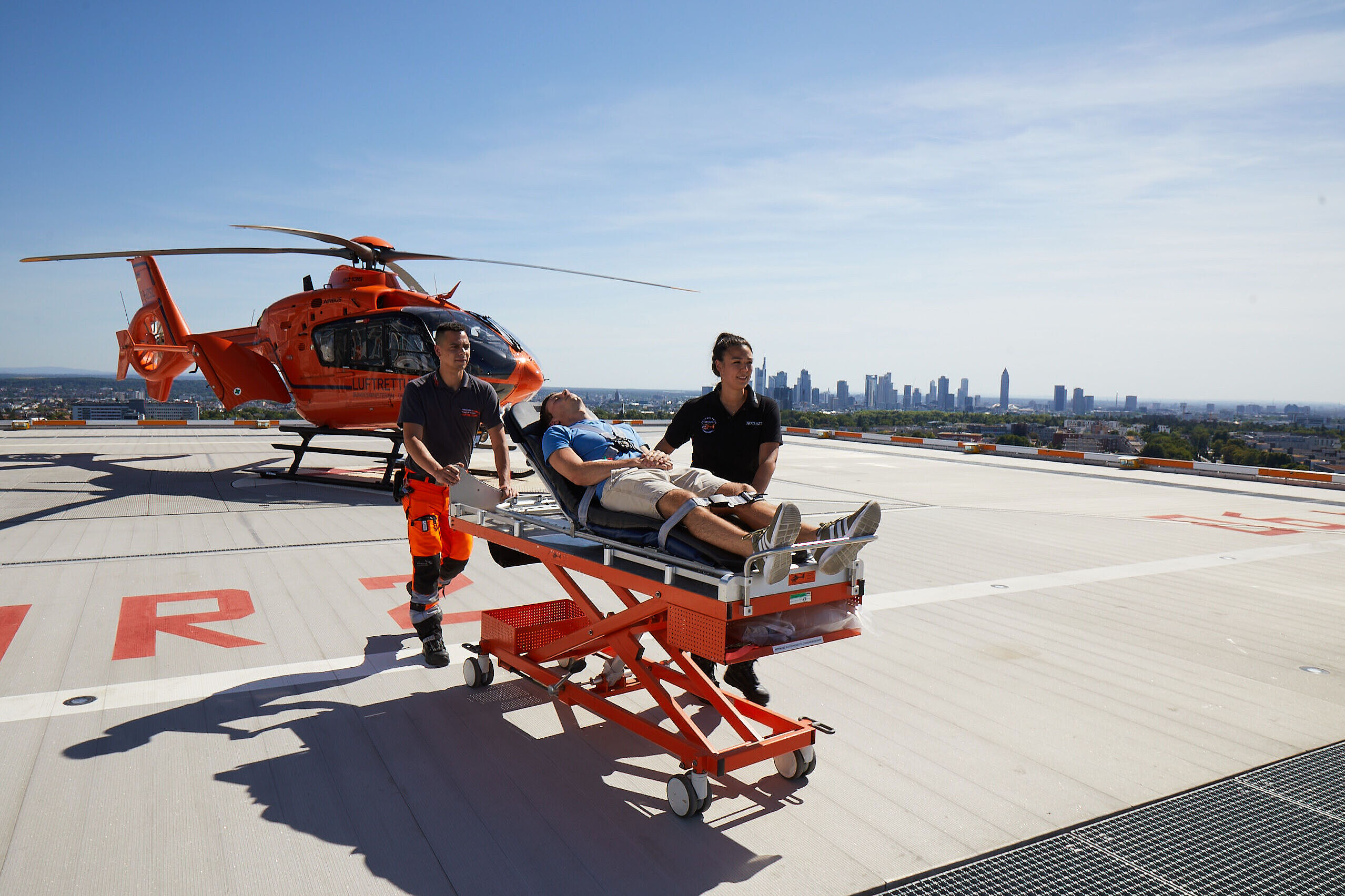 Patient wird aus einem Rettungshubschrauber transportiert
