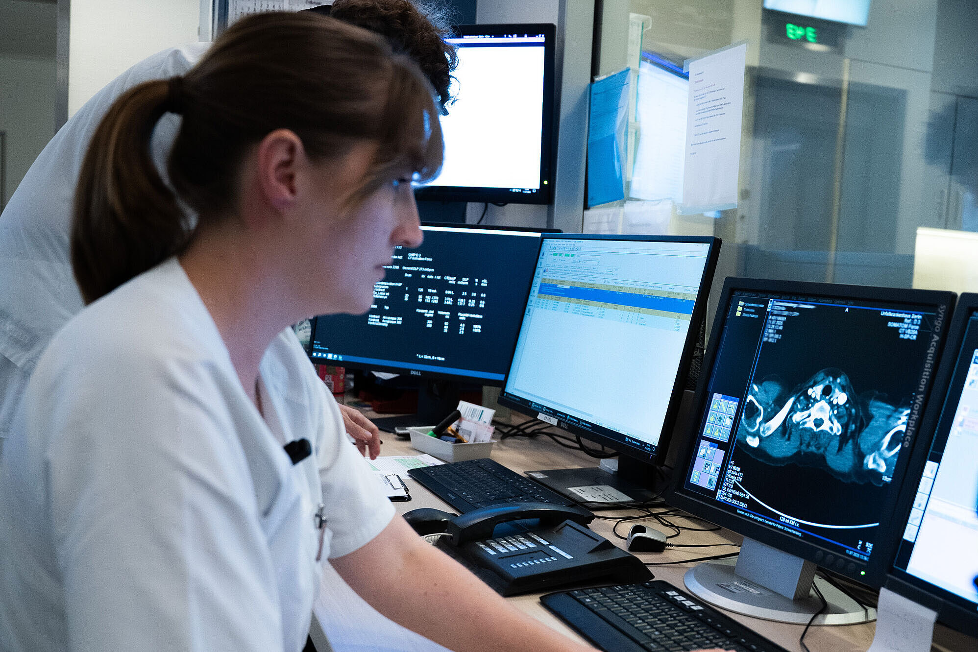 Karriere in der Radiologie des BG Klinikums Unfallkrankenhaus Berlin Frau sitzt in der Klinik vor einem Computerbildschirm mit Röntgenbildern