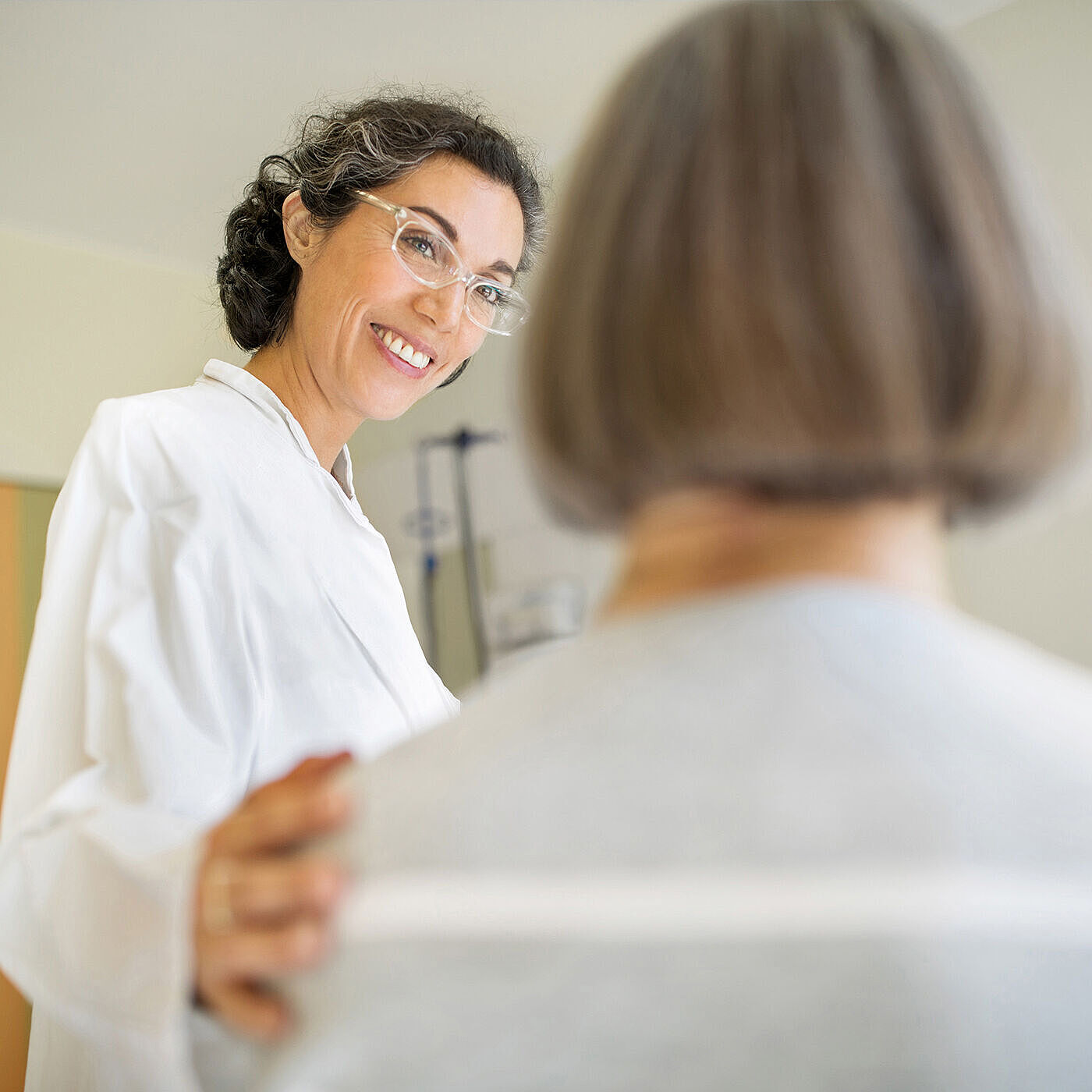 Informationen für Zuweisende Ärztin im Gespräch mit Patientin