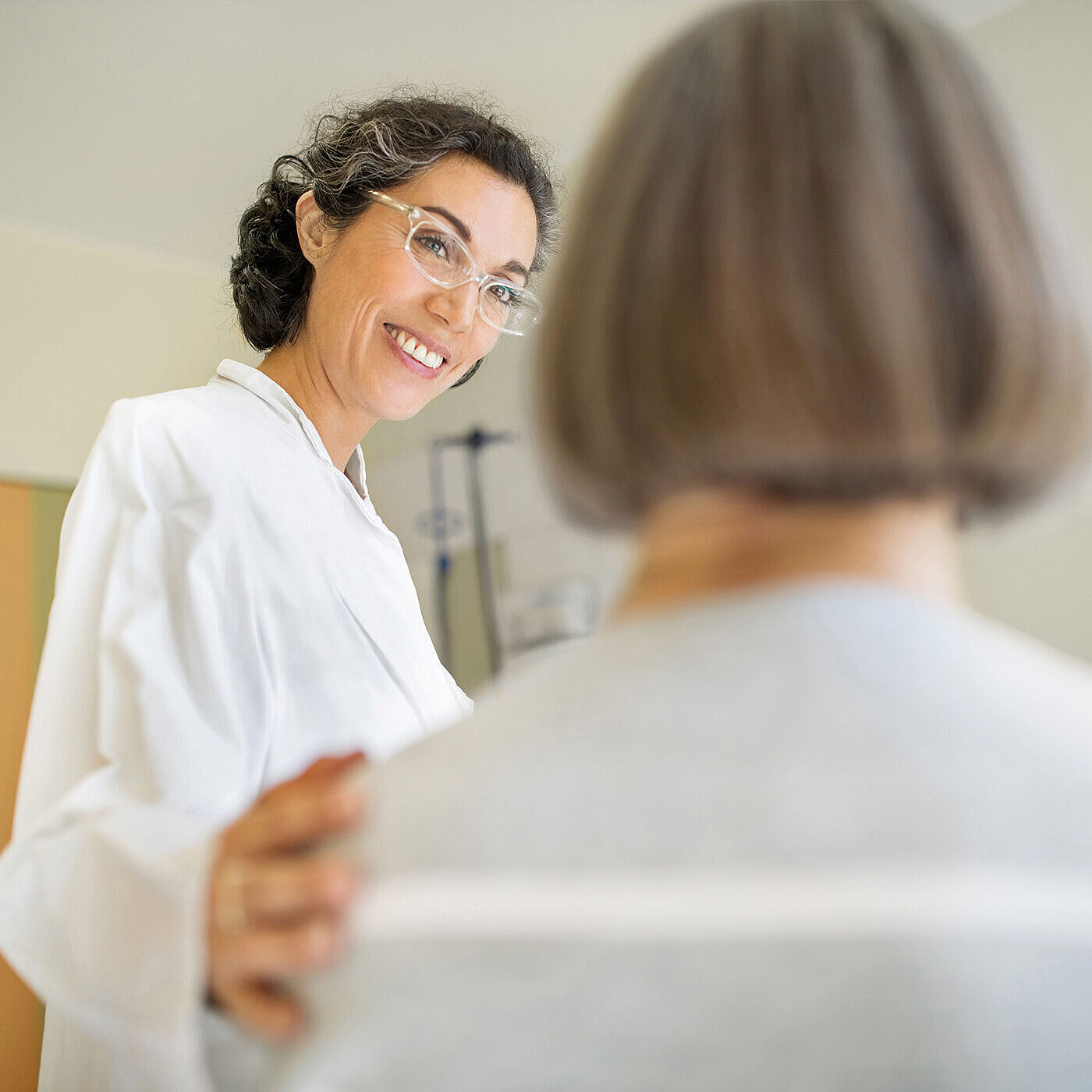 Informationen für Zuweisende der BG Unfallklinik Frankfurt am Main Ärztin im Gespräch mit Patientin