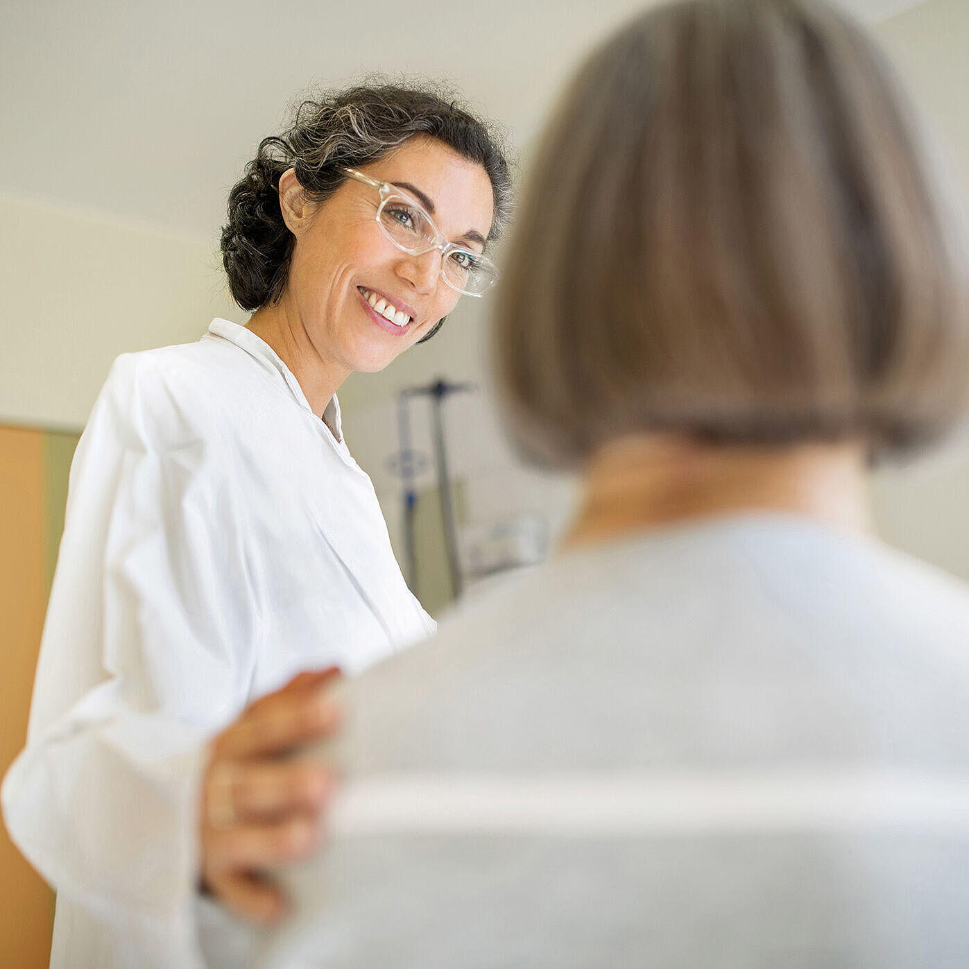 Informationen für Zuweisende Ärztin im Gespräch mit Patientin